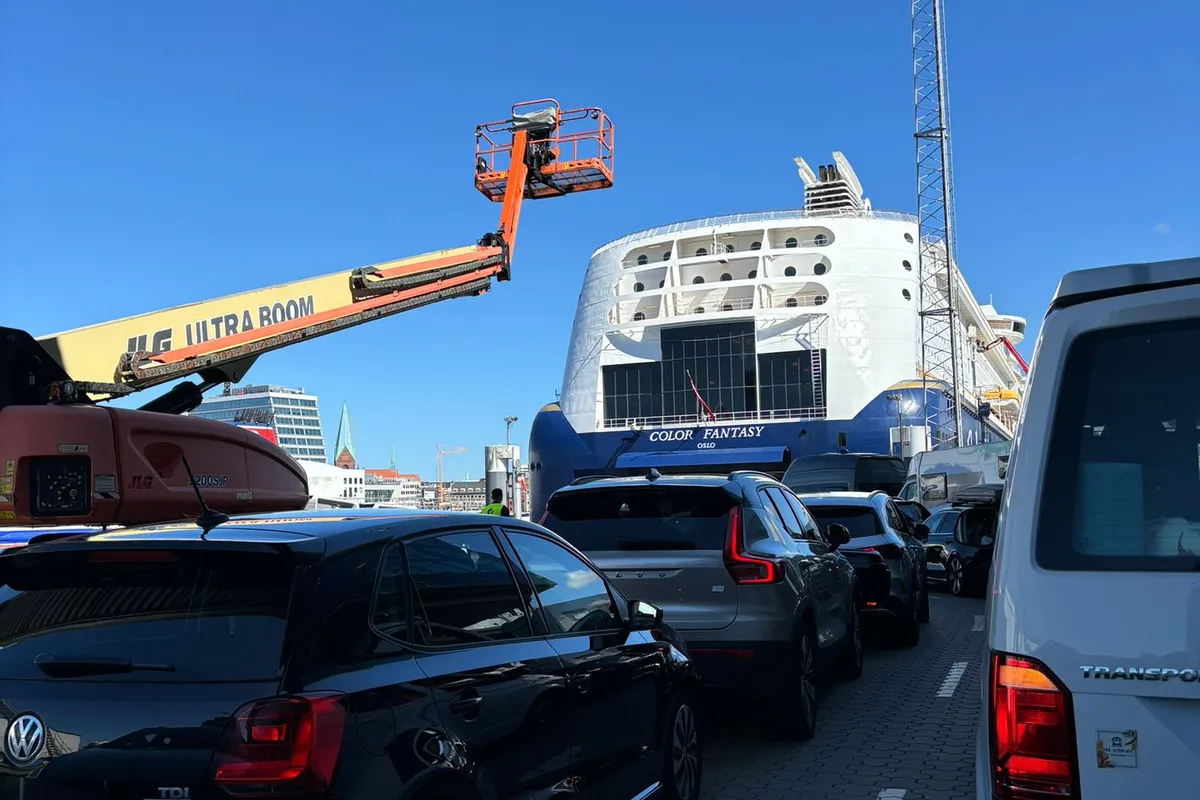 Auto's in de rij voor het autodek, op de Norwegenkai in Kiel